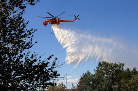Φωτιά στο Βαθύρεμα Αγιάς - επιχειρούν 12 οχήματα και 5 αεροσκάφη